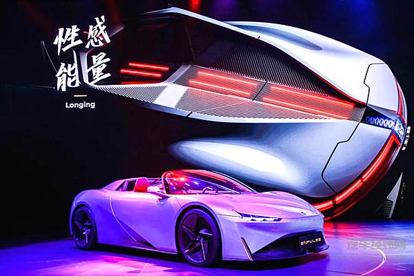 广汽设计打造首款纯电动硬顶敞篷跑车影动ENPULSE