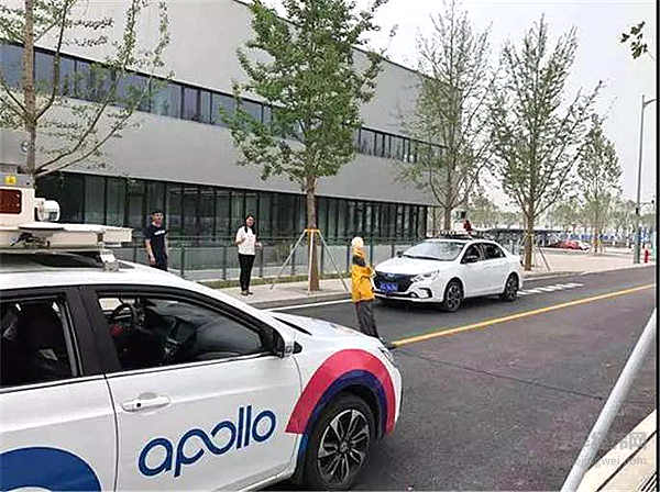 百度Apollo自动驾驶车辆进行障碍物识别测试