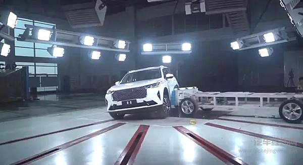 神车哈弗H6碰撞“翻车” 气囊失灵