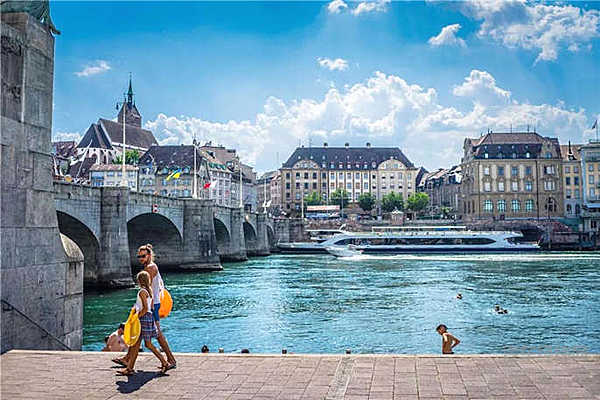 穿越了上千公里，只为看一家轮胎品牌如何在24小时耐力赛上夺冠