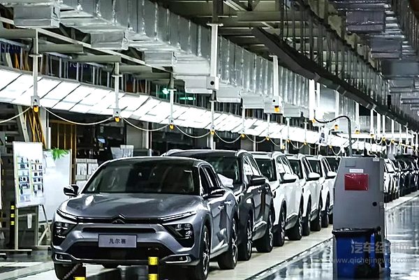 等待下线的凡尔赛车型，图片来源：神龙汽车