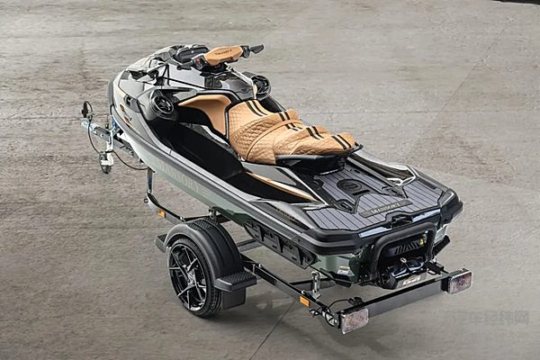 限量25台MANSORYBLACKMARLIN水上摩托艇