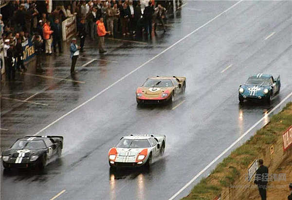 好莱坞为他拍电影，法拉利视他为劲敌。他就是卡罗尔·谢尔比