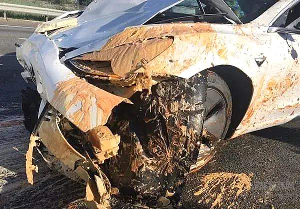 特斯拉“惊魂一撞”再现致命BUG 责任方是谁？