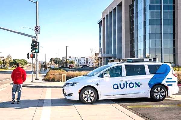 AutoX 在与 FCA 大捷龙合作的改装车