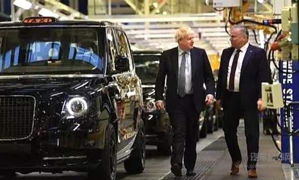 英国首相鲍里斯·约翰逊（左）