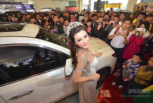 武汉车展“名模助阵” 谁会让你“心跳加速”？