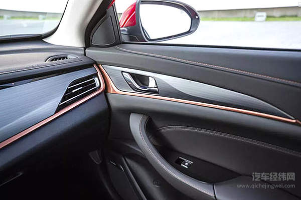 长安汽车做了一道年轻人的“菜” 第二代逸动XT上市7.79万起