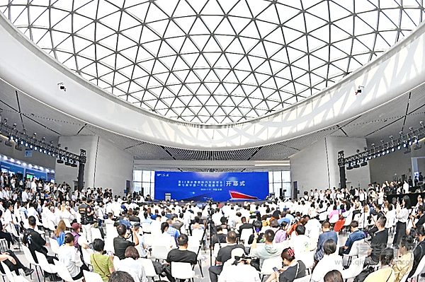 第七届中国一汽红旗嘉年华、第22届长春国际汽车博览会盛大启幕