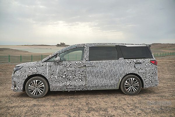 腾势D9之后新玩家入场？疑似江淮新MPV谍照曝光