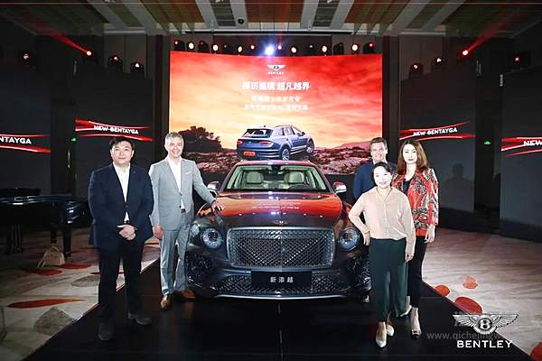 从左至右：宾利汽车中国区域销售经理薛培先生、宾利汽车中国市场与公关部总监Frank Tiemann博士、宾利汽车中国内地及香港、澳门执行总经理Kim Airey先生、宾利汽车中国区域市场经理陈爱华女士、宾利北京三里屯总经理曲晶女士