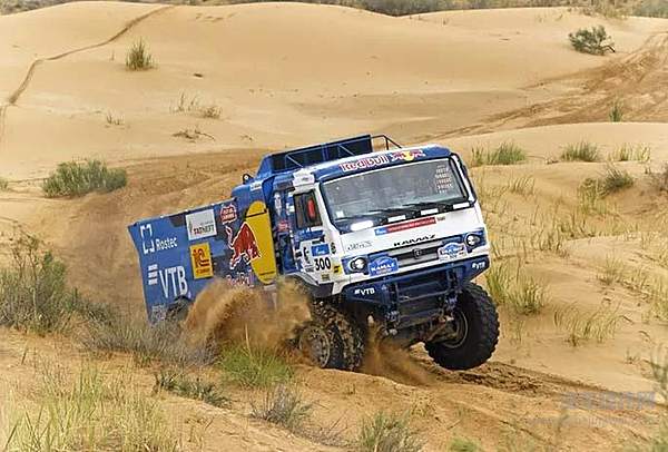 康明斯发动机超燃助力 在沙漠撩动火热夏天