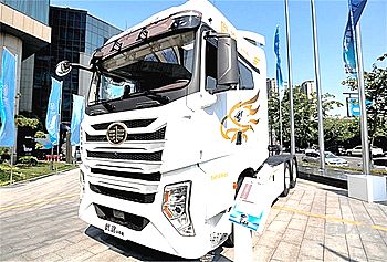 兩年，45萬(wàn)公里開(kāi)著鷹途頭等艙的運(yùn)輸人——邵云，拉著貨物走過(guò)川藏、滇藏、青藏線(xiàn).....也拉起了無(wú)數(shù)在路上“趴窩”的小車(chē)。