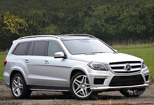 一位斯图加特壮汉在草地上面无表情，但实际上在憋着笑