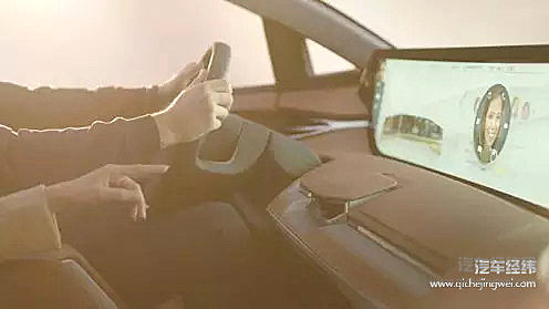 手势传感器位于中控台中央，支持手势控制共享全面屏