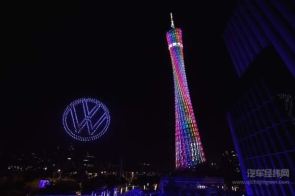 大众汽车品牌庆祝全新标识中国首发 盛大无人机表演闪耀广州塔