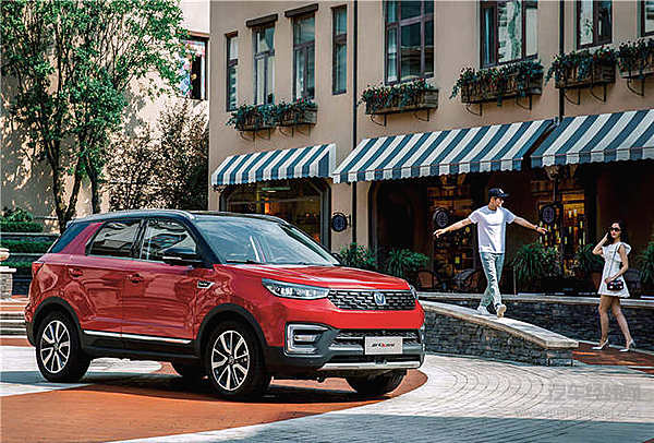 长安CS55轻年版要走“黑红”路线！