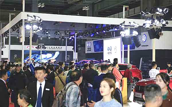 “潮流、震撼、精彩、吸睛”第八届重庆车博会嗨翻山城