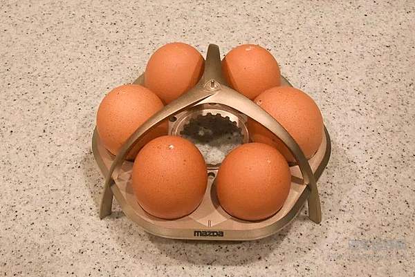 中央齿轮状的位置里也可以使用，所以一共可煮7个鸡蛋