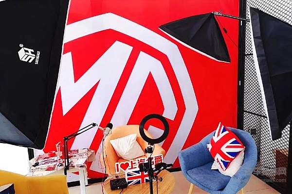 魏爽所在4S店的直播间