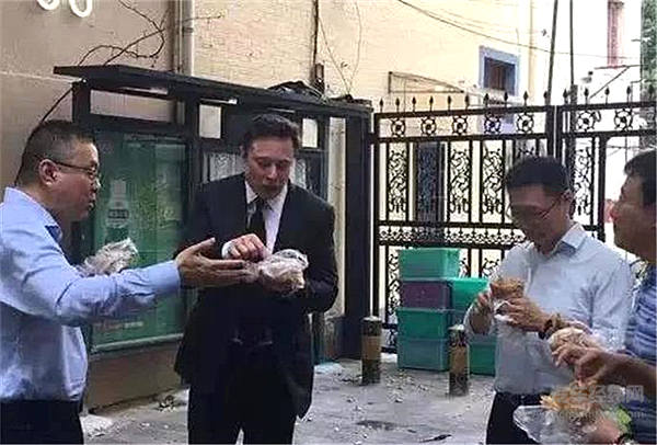 李斌的盒饭、何小鹏的白酒与马斯克的包子