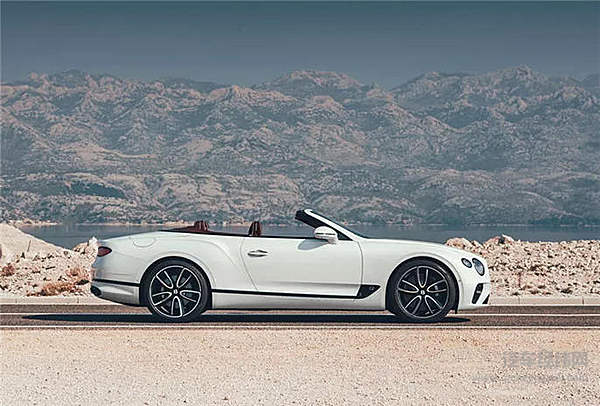 贵族里的前卫派 欧陆GT敞篷版大冬天照样拉风！