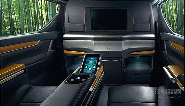 Royal Lounge的隔屏彻底分隔前后排