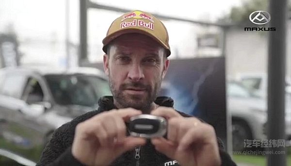 【上汽大通MAXUS向智利首位MIFA 6车主达喀尔拉力赛冠军车手Francisco Lopez交付车型】