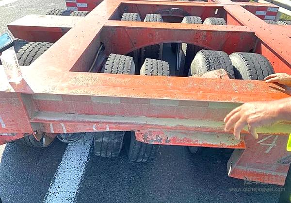 被追尾的挂车轻微受损