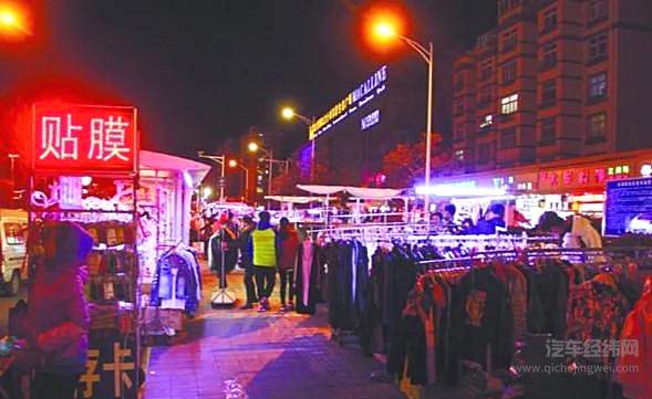 地摊经济走红 看似零门槛但其实也有专业要求！