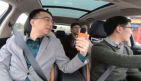 通过分贝仪测试车内噪音情况