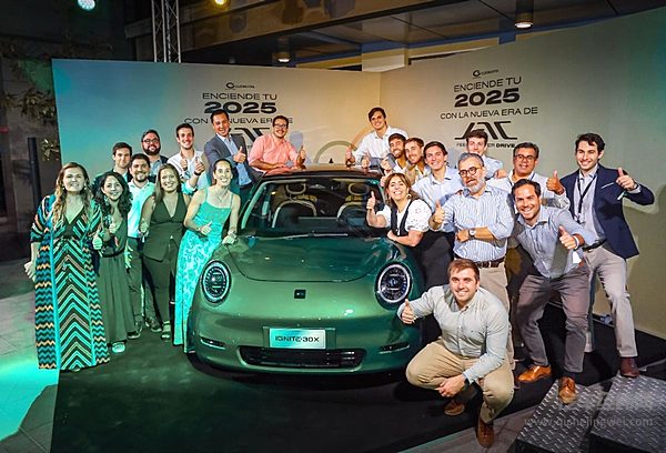 活动参与人员与E30X车型合影