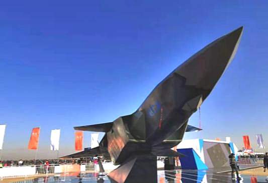 新红旗HS7与歼20同台 满满的CP感！