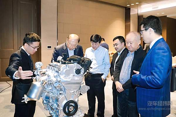 （与会专家参观发动机）