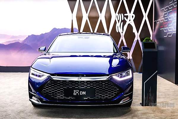 大放异彩 比亚迪汉全新配色展车惊艳上海车展