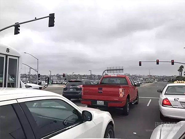 有的车发动机舱看起来“空空荡荡”，真是偷工减料了吗？