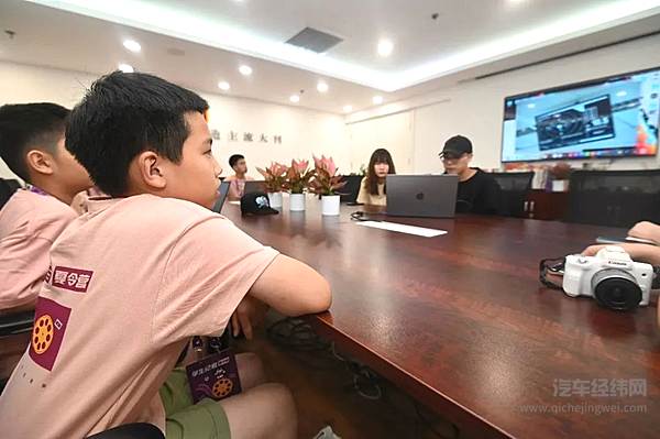 第五届学生记者夏令营开班发布会在上海报业集团融媒创新空间正式举行