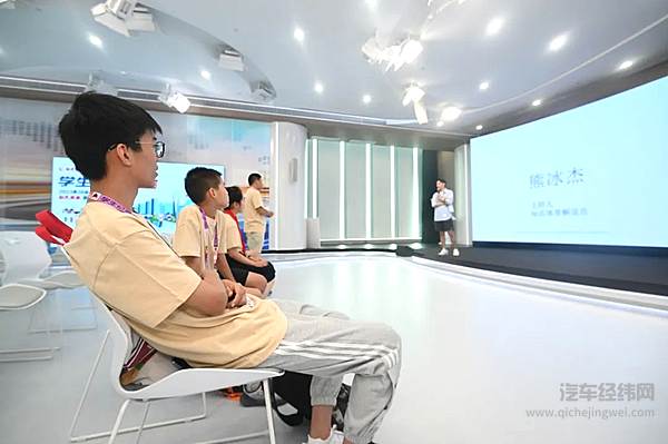 第五届学生记者夏令营开班发布会在上海报业集团融媒创新空间正式举行