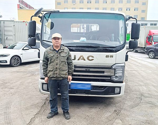 十年逐花釀蜜路 江淮1卡帥鈴助力新疆蜂農(nóng)的甜蜜事業(yè)