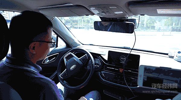 正在行驶的江淮无人驾驶汽车内实景