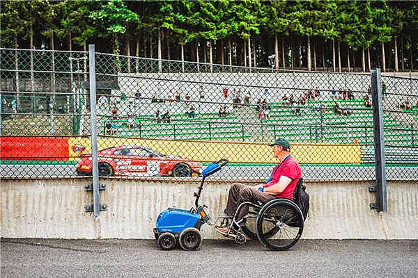 穿越了上千公里，只为看一家轮胎品牌如何在24小时耐力赛上夺冠