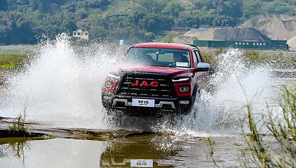 驾驶TA会上瘾 高端悍途皮卡的霸气和高性能很具“攻击性”