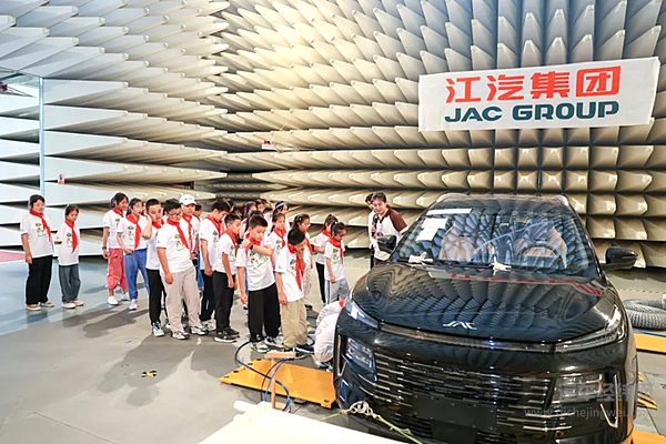 “牵手·瑞风行动”暑期社会实践活动走进江汽集团—探索汽车生产奥秘 领略“中国