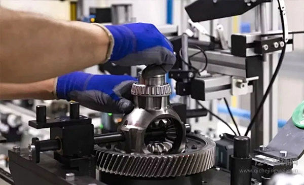 正在巴塞罗那（西班牙）大众工厂组装的MQ281手动变速器