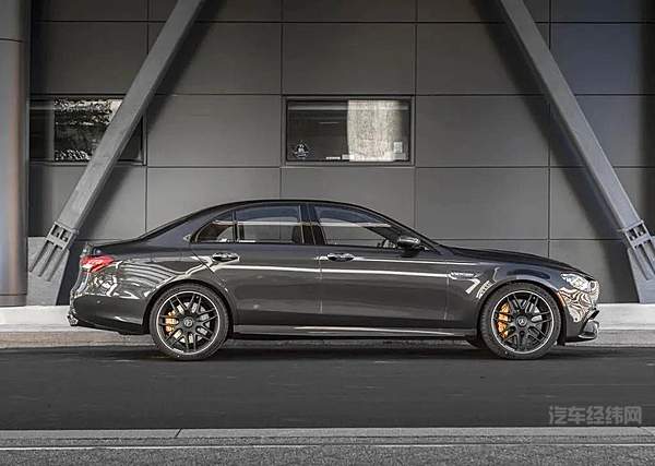 斯图加特硬汉 兼顾暴力与省油的奔驰AMG E级