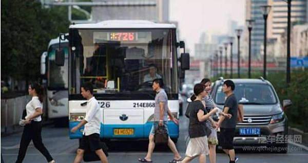 人大代表王凤英：应多措并举促进小型电动车快速发展！