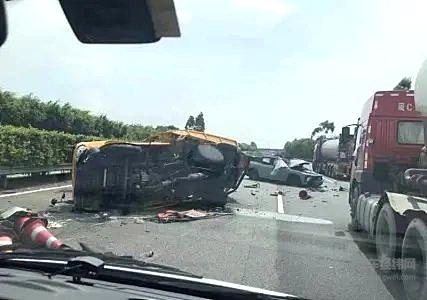 事故现场有散落的雪糕筒