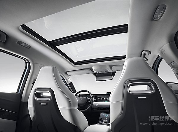  哪吒U解决A柱盲区的设计是：让它消失！