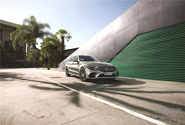 开挂的人生需要车市“锦鲤”奔驰C级的助攻！