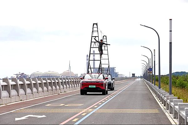 瑶光C-DM电四驱创“全球首例智能驾驶高空移动扁带”吉尼斯世界纪录